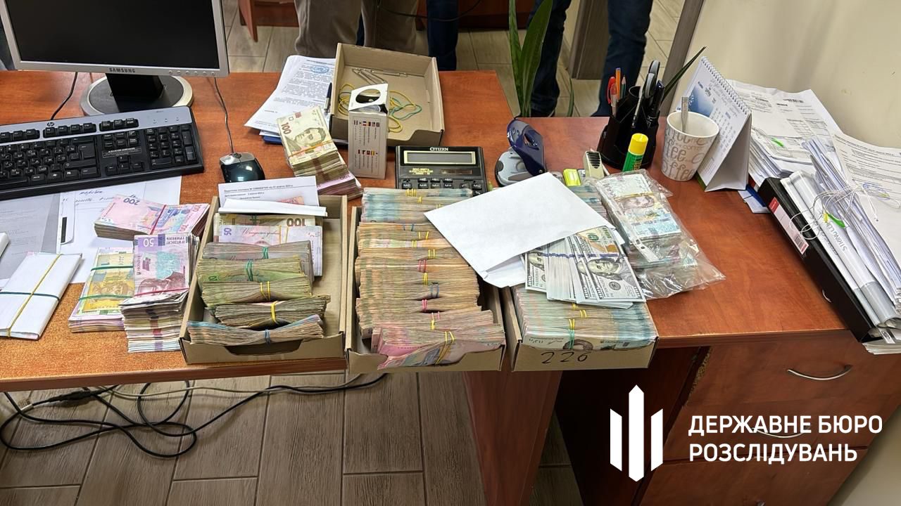 На Хмельнитчине разоблачили главу МСЭК и ее сына: весь дом был в деньгах