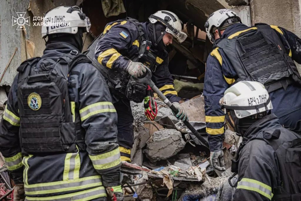 У Харкові рятувальники дістали з-під завалів тіло 15-річного хлопця 4 У Харкові рятувальники дістали з-під завалів тіло 15-річного хлопця