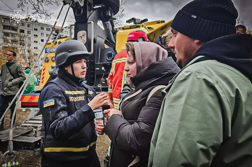 У Харкові рятувальники дістали з-під завалів тіло 15-річного хлопця 7 У Харкові рятувальники дістали з-під завалів тіло 15-річного хлопця