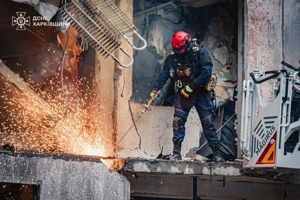У Харкові рятувальники дістали з-під завалів тіло 15-річного хлопця 6 У Харкові рятувальники дістали з-під завалів тіло 15-річного хлопця