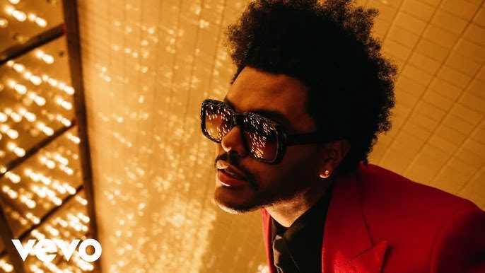 На концерте The Weeknd на сцену выскочил активист с призывом «Свобода Украине»