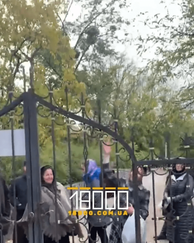 Черкаський Свято-Михайлівський собор переходить до ПЦУ: бійка та штурм собору вірянами (відео) 3 Черкаський Свято-Михайлівський собор переходить до ПЦУ: бійка та штурм собору вірянами (відео)