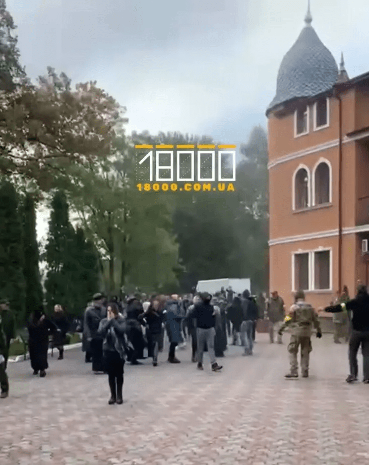 Черкаський Свято-Михайлівський собор переходить до ПЦУ: бійка та штурм собору вірянами (відео) 4 Черкаський Свято-Михайлівський собор переходить до ПЦУ: бійка та штурм собору вірянами (відео)