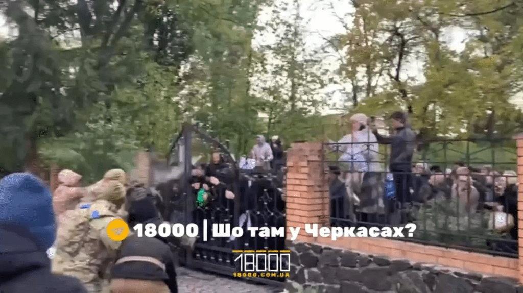 Черкаський Свято-Михайлівський собор переходить до ПЦУ: бійка та штурм собору вірянами (відео) 5 Черкаський Свято-Михайлівський собор переходить до ПЦУ: бійка та штурм собору вірянами (відео)