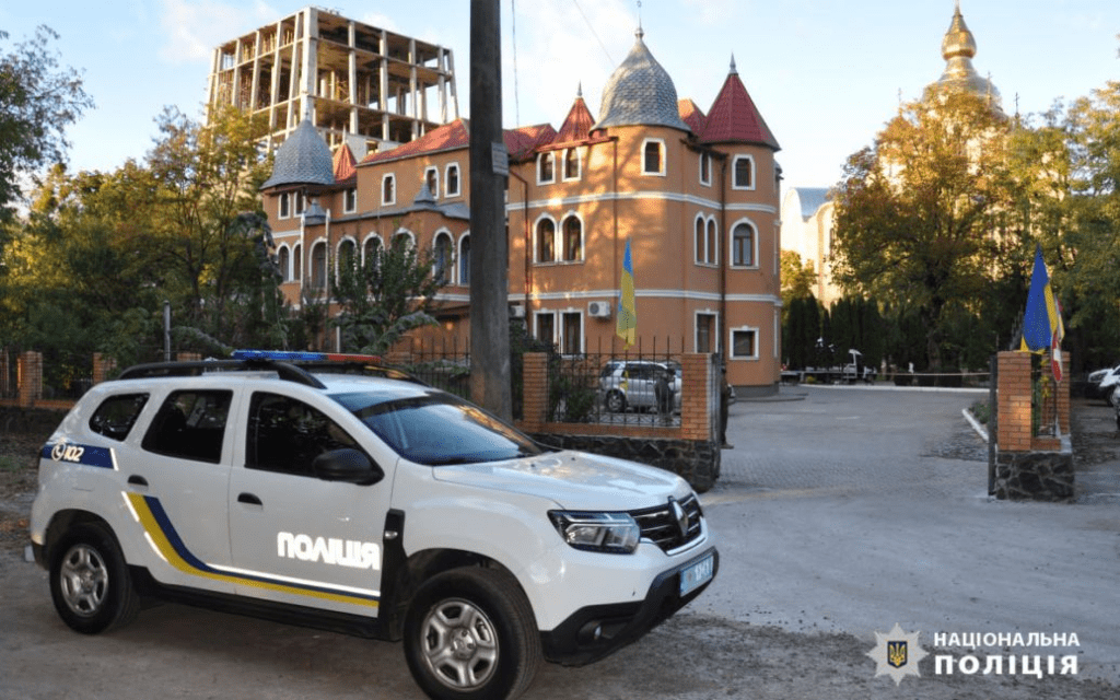 Скільки людей постраждало в сутичках біля собору в Черкасах: відповідь поліції (фото) 3 Скільки людей постраждало в сутичках біля собору в Черкасах: відповідь поліції (фото)