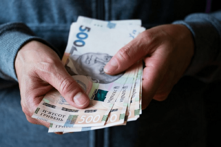 Кабмін планує “заморозити” мінімалку: які наслідки це може спричинити