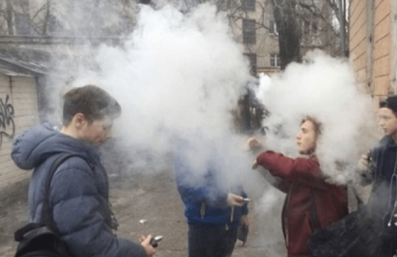 Серед підлітків виникло нове небезпечне захоплення: що таке “хромінг” та як на це реагує поліція