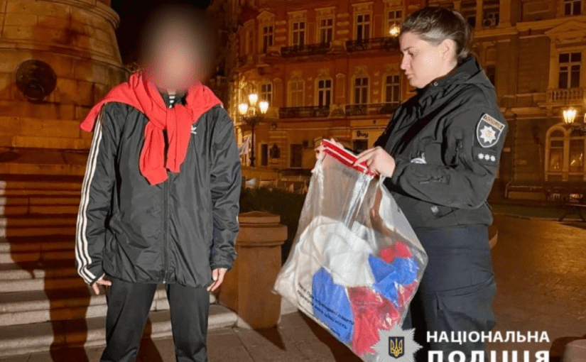 В Одесі: жінка намагалася повісити прапор РФ на постамент знесеного пам’ятника Катерини II ➤ Prozoro.net.ua