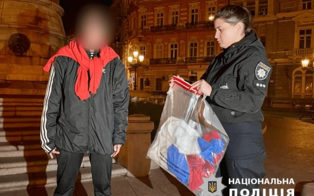 В Одесі: жінка намагалася повісити прапор РФ на постамент знесеного пам’ятника Катерини II ➤ Prozoro.net.ua