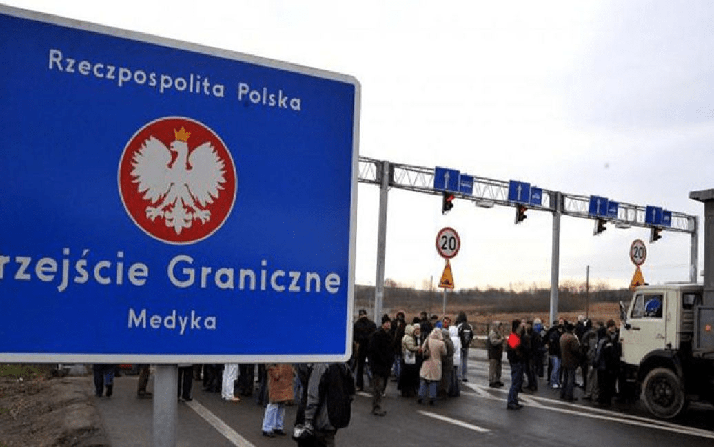 У Польщі посилюють заходи щодо українців: кого депортуватимуть одразу