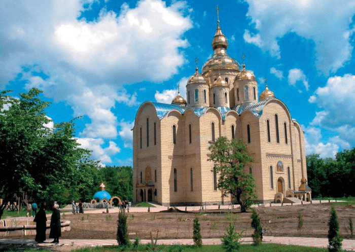 Черкаський Свято-Михайлівський собор переходить до ПЦУ: бійка та штурм собору вірянами (відео)