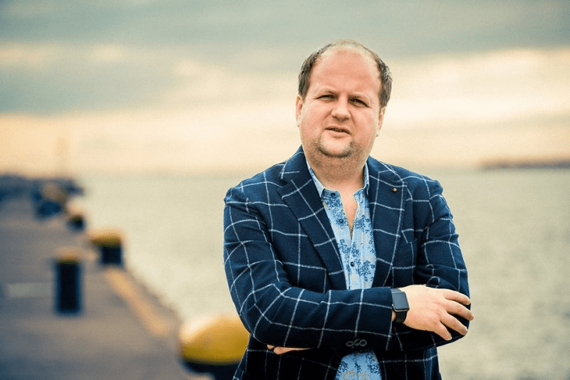 Відомий український співак став жертвою шахраїв