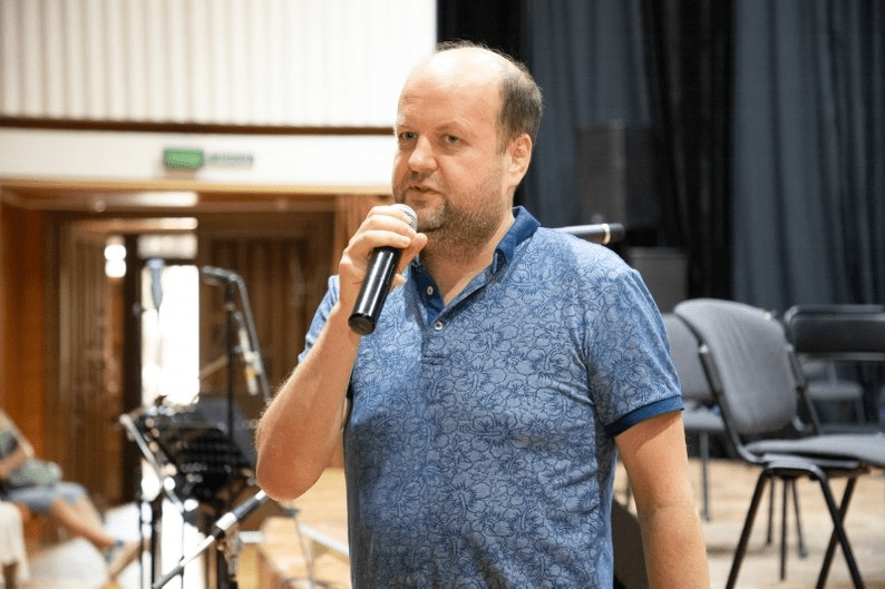Відомий український співак став жертвою шахраїв