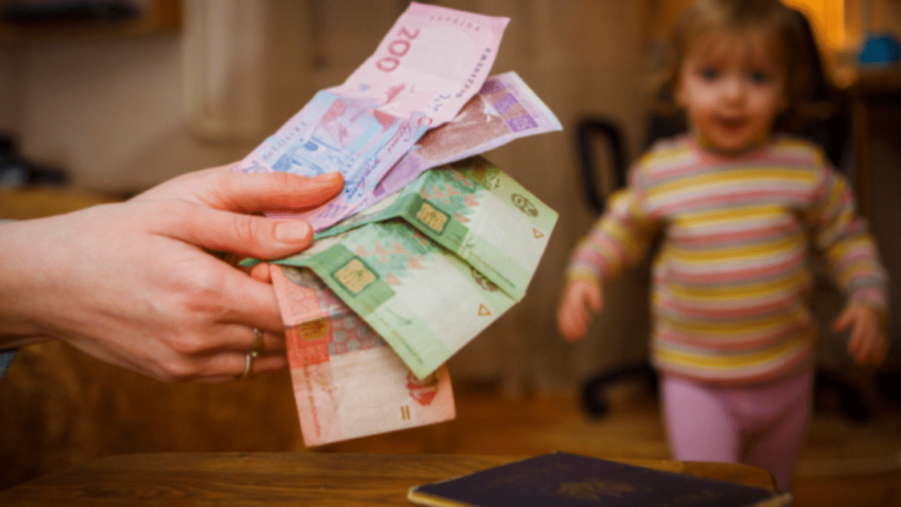 Українці отримають допомогу в розмірі до 11 тис.: хто може отримати виплату