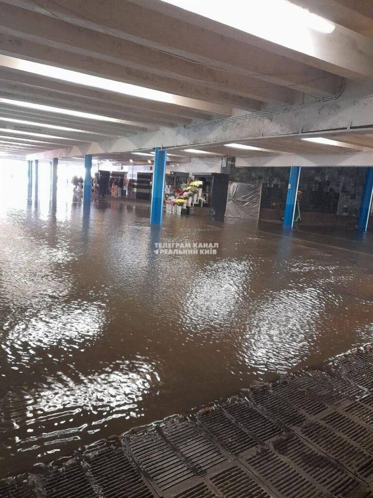 У Києві підтопило підземний перехід, закрили станцію метро 4 У Києві підтопило підземний перехід, закрили станцію метро