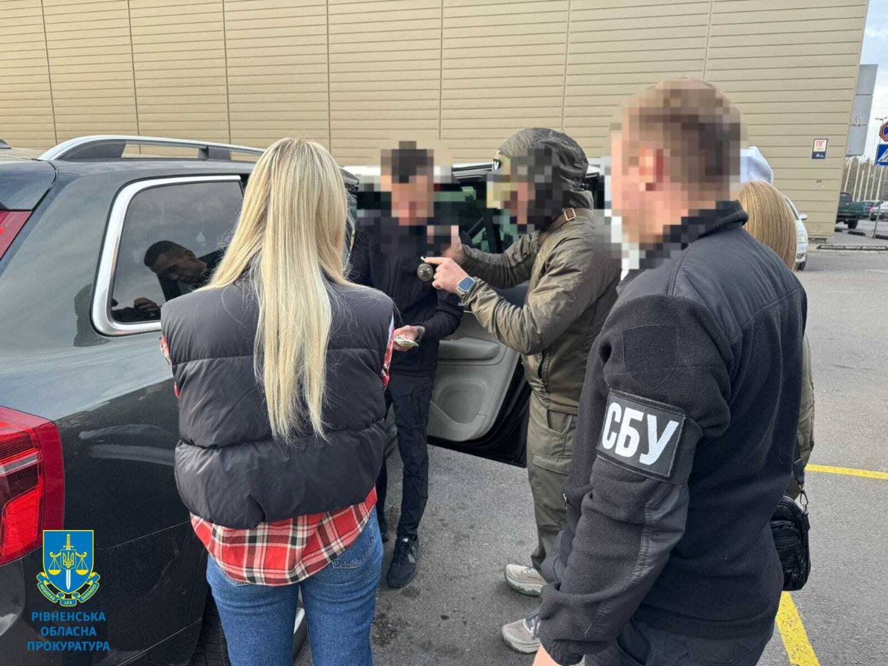 “Килим” з доларів: у Рівному викрили організаторок схеми ухилення від мобілізації