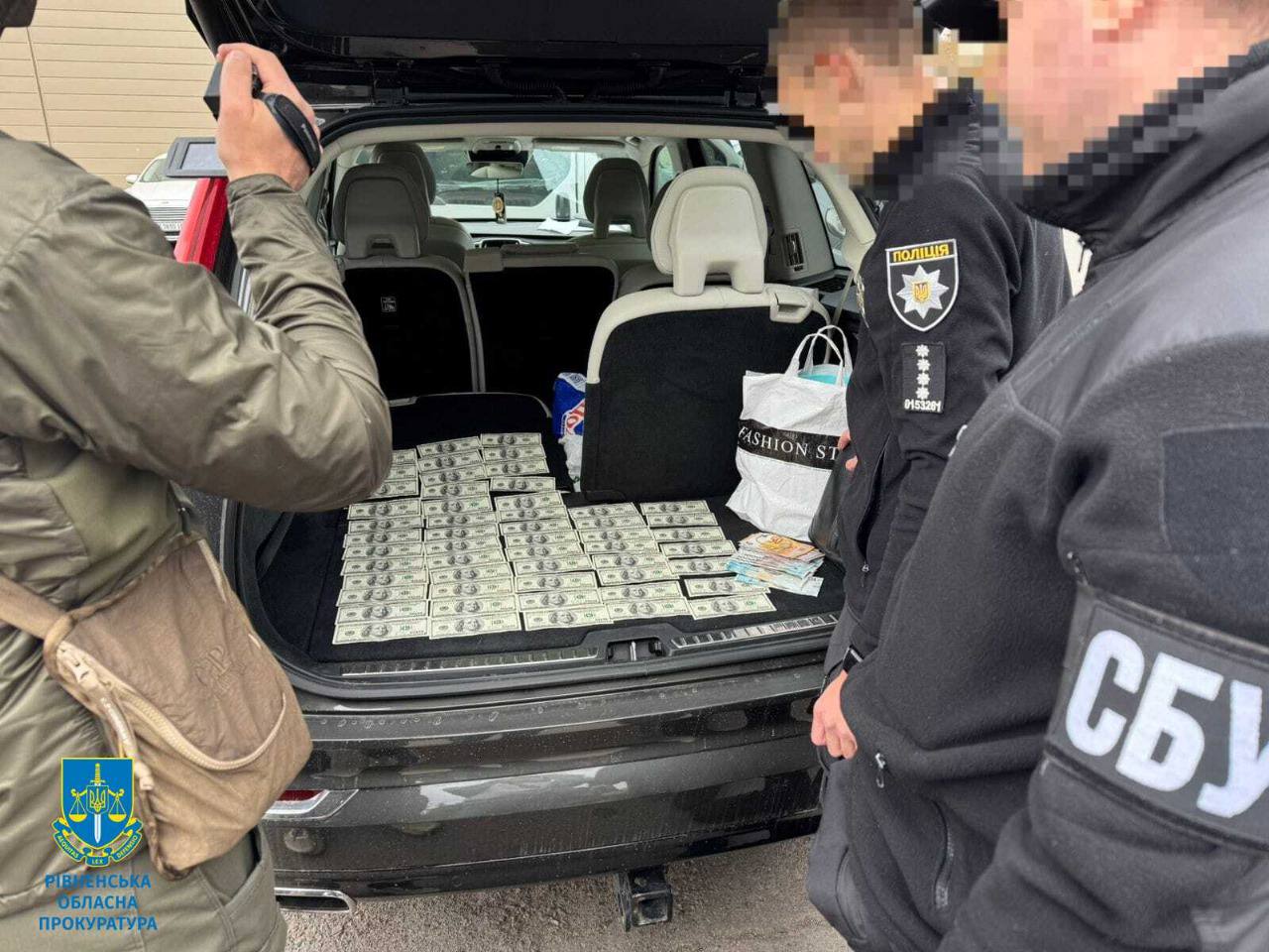 “Килим” з доларів: у Рівному викрили організаторок схеми ухилення від мобілізації