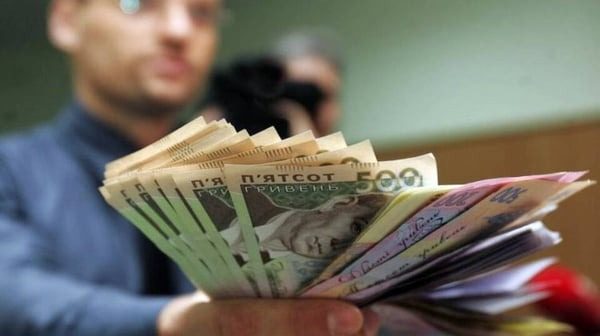 Податкова вже отримала дані про рахунки українців за кордоном