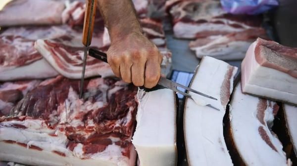 Если больше 6 см – не берите: как выбрать вкусное сало на рынке