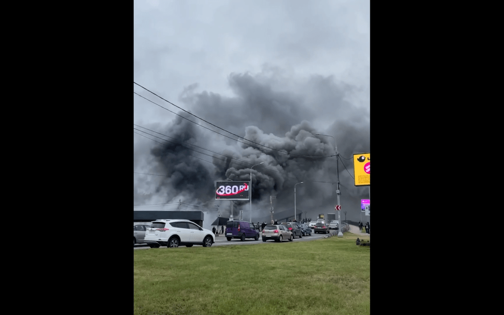 Масштабный пожар охватил вещевой рынок под Москвой