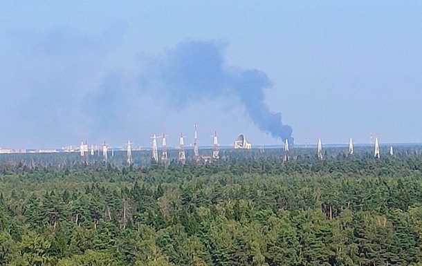 В Подмосковье произошел пожар на территории военного аэродрома: видео