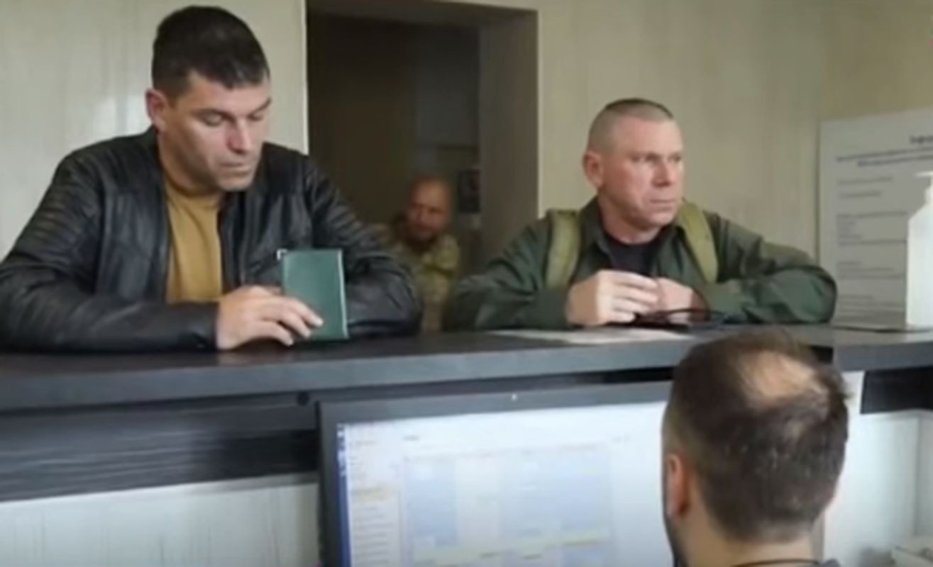 В Украине остановили бронирование работников: что известно