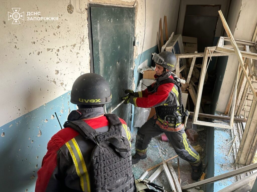 РФ вдарила по житлових кварталах Запоріжжя, є жертви: фото 6 РФ вдарила по житлових кварталах Запоріжжя, є жертви: фото