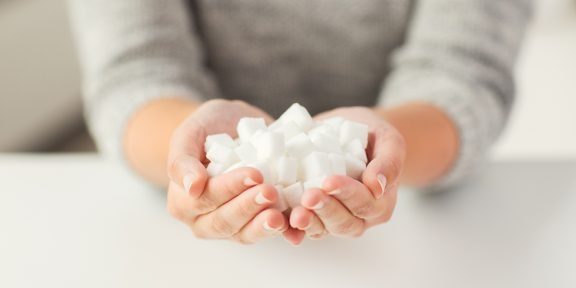4 признака, что вы едите слишком много сахара: замечают не все