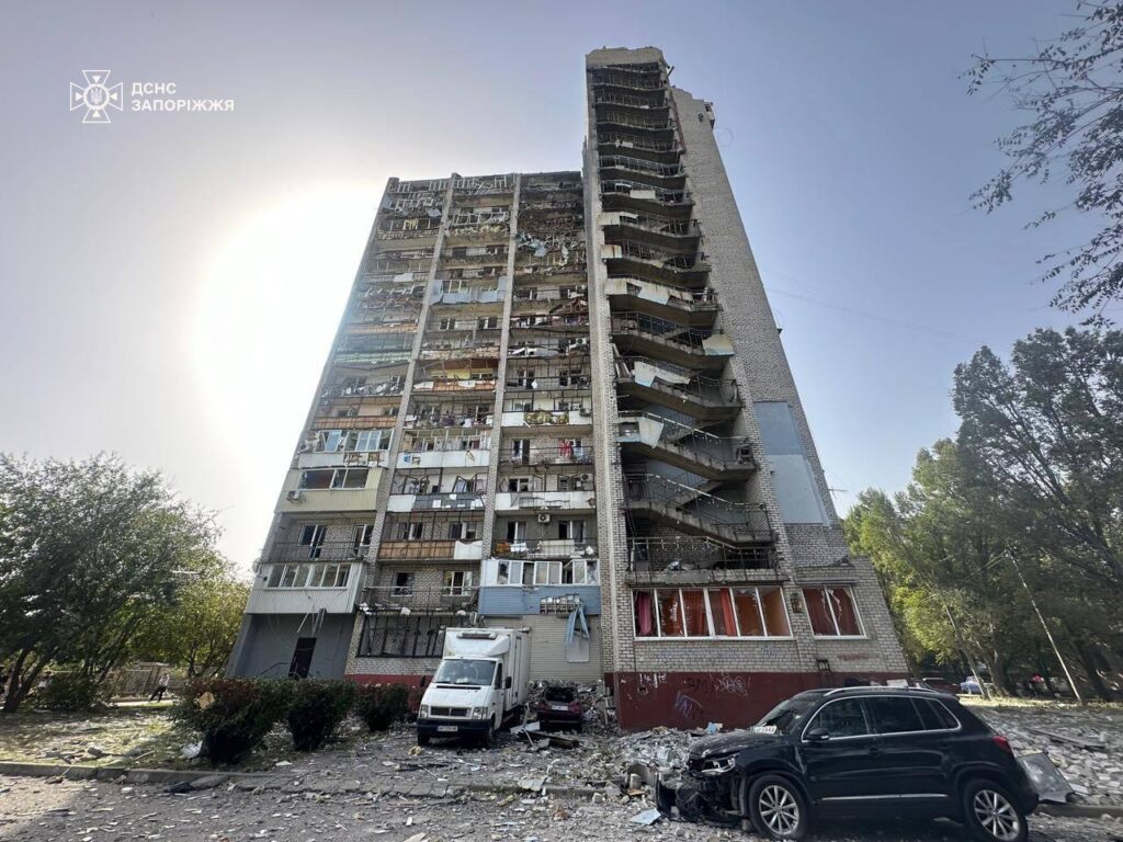 РФ вдарила по житлових кварталах Запоріжжя, є жертви: фото 3 РФ вдарила по житлових кварталах Запоріжжя, є жертви: фото