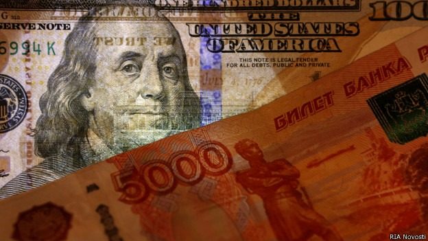 Падение рубля вызвало панику в РФ: что происходит