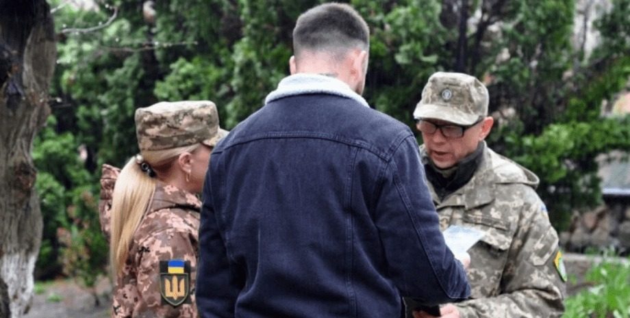 Проверки ТЦК на улице: законно ли требование показать телефон