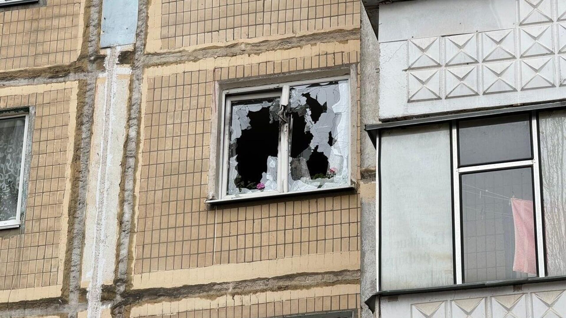 У Білгороді дрон влетів у багатоповерхівку: почалася пожежа (відео)