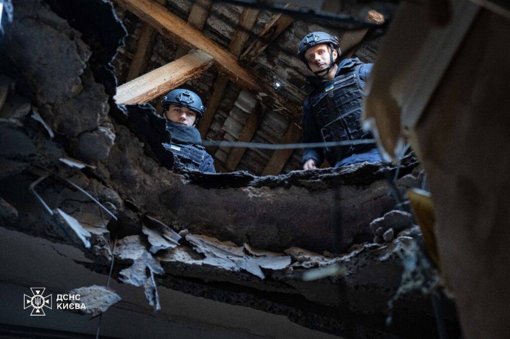 У Києві уламки ракети "Циркон" пробили дах багатоповерхівки, але сталося диво (фото) 4 У Києві уламки ракети "Циркон" пробили дах багатоповерхівки, але сталося диво (фото)
