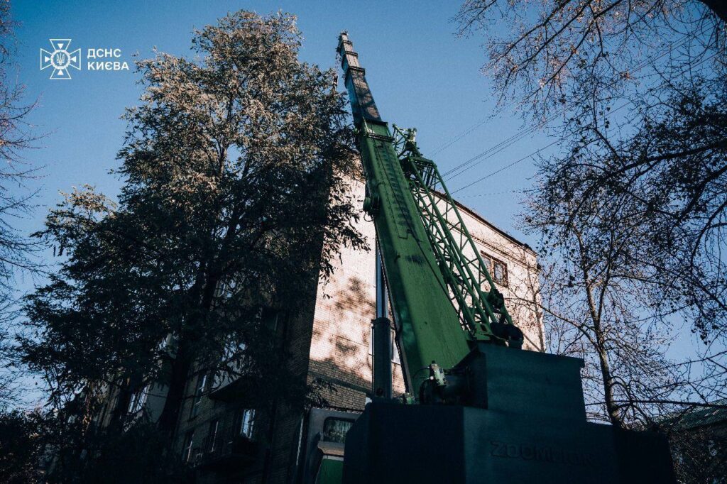 У Києві уламки ракети "Циркон" пробили дах багатоповерхівки, але сталося диво (фото) 5 У Києві уламки ракети "Циркон" пробили дах багатоповерхівки, але сталося диво (фото)