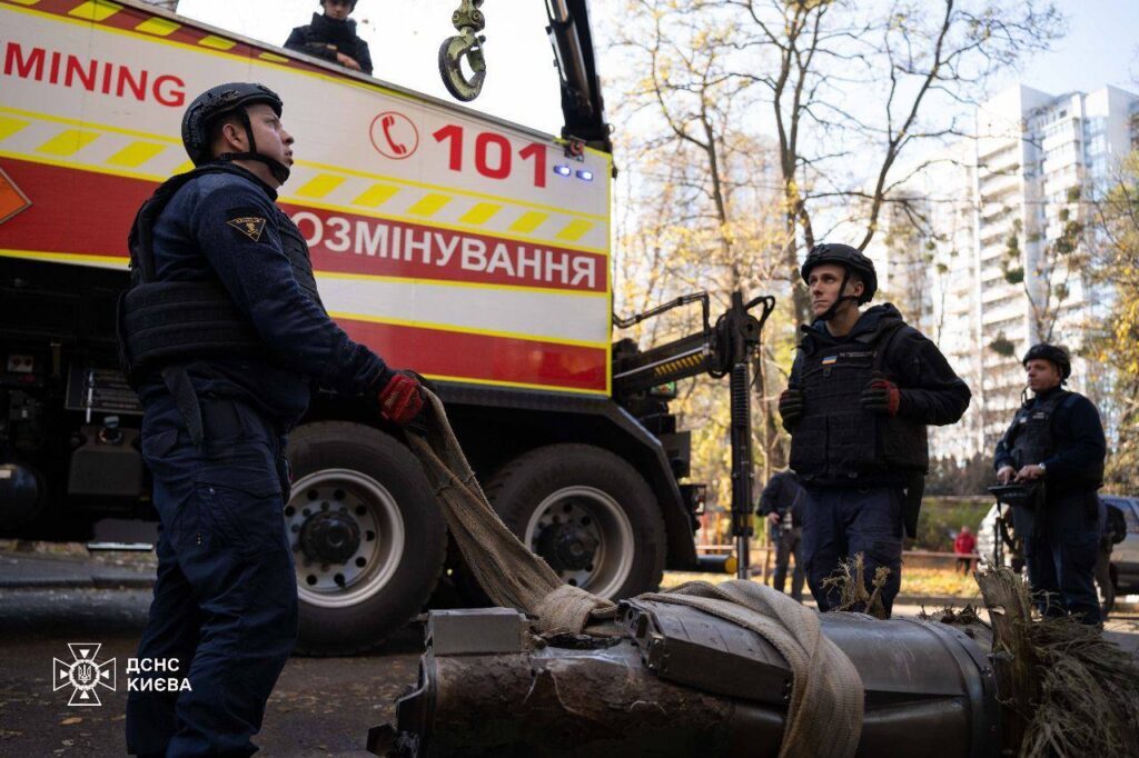 У Києві уламки ракети "Циркон" пробили дах багатоповерхівки, але сталося диво (фото) 7 У Києві уламки ракети "Циркон" пробили дах багатоповерхівки, але сталося диво (фото)