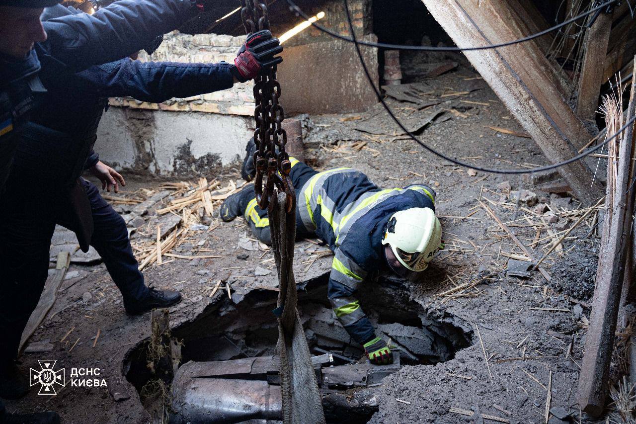 В Киеве обломки ракеты «Циркон» пробили крышу многоэтажки, но произошло чудо (фото)