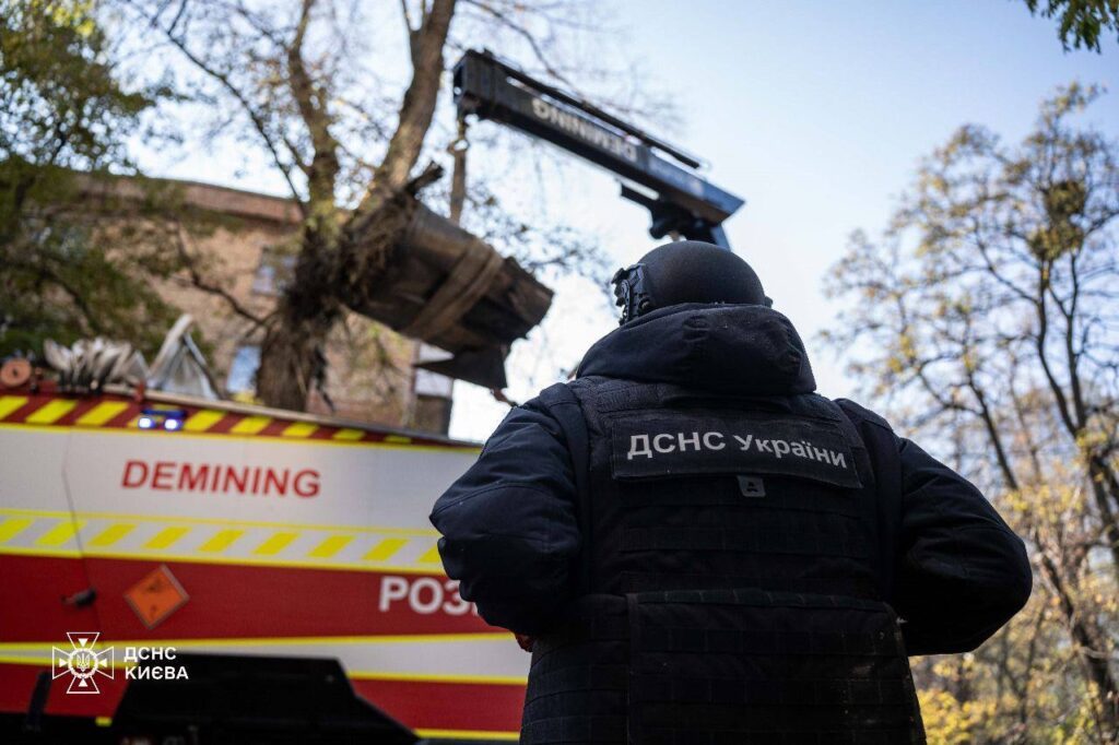 У Києві уламки ракети "Циркон" пробили дах багатоповерхівки, але сталося диво (фото) 10 У Києві уламки ракети "Циркон" пробили дах багатоповерхівки, але сталося диво (фото)