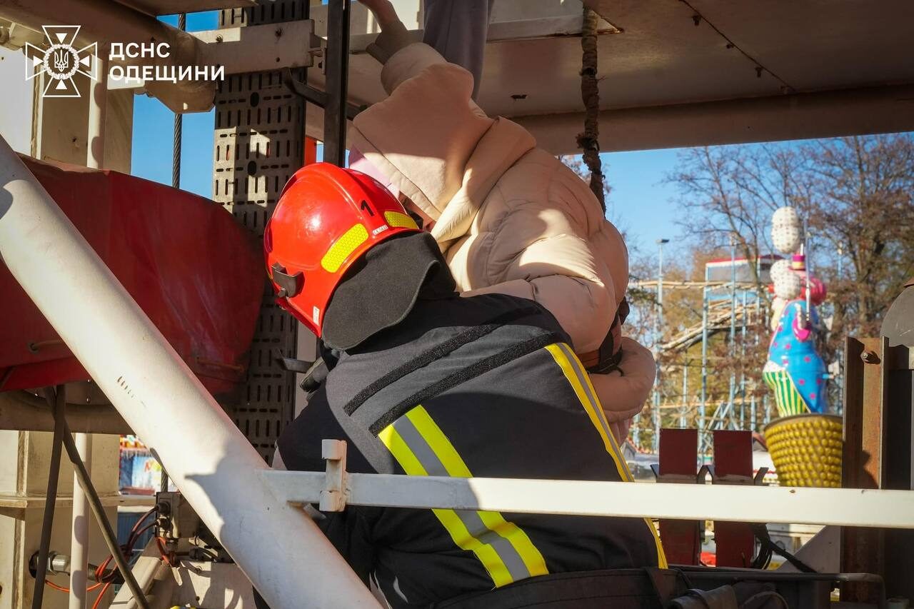 В Одесі діти застрягли на атракціоні через відключення світла (фото, відео)