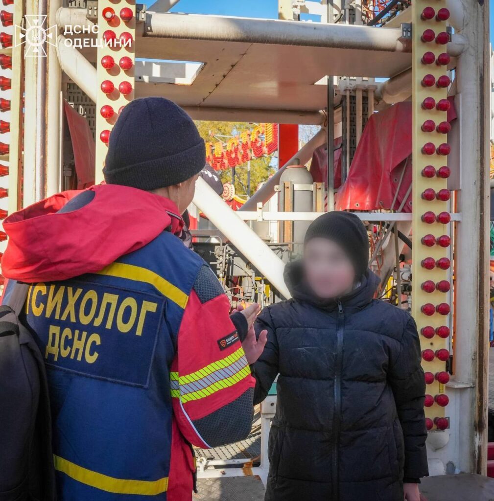 В Одессе дети застряли на аттракционе из-за отключения света (фото, видео) 5 В Одессе дети застряли на аттракционе из-за отключения света (фото, видео)