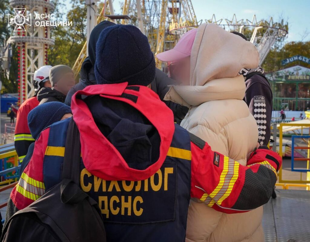 В Одессе дети застряли на аттракционе из-за отключения света (фото, видео) 6 В Одессе дети застряли на аттракционе из-за отключения света (фото, видео)