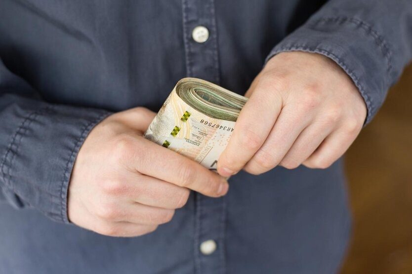 В Украине учителям готовы платить более 50 тысяч: какой предмет
