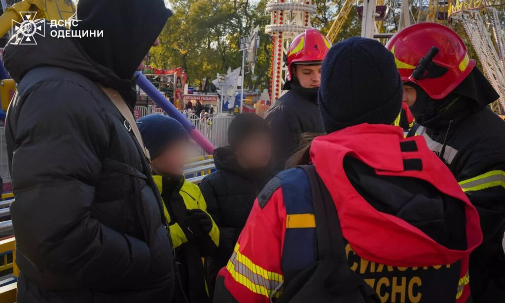 В Одессе дети застряли на аттракционе из-за отключения света (фото, видео) 10 В Одессе дети застряли на аттракционе из-за отключения света (фото, видео)