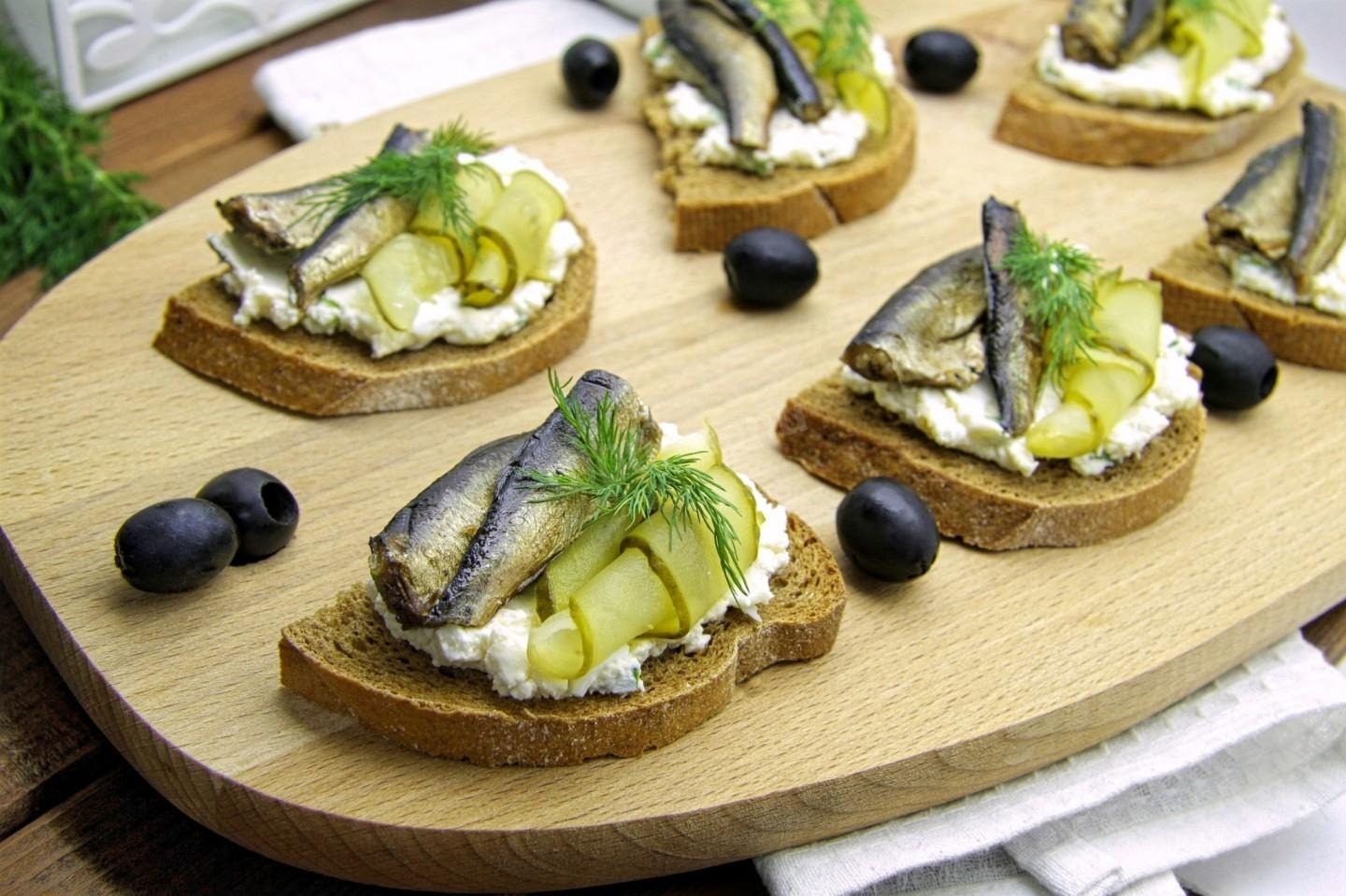 Вкуснее, чем просто бутерброды: элементарная закуска из шпротов