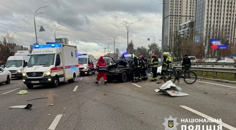 Новые подробности жуткого ДТП в Киеве: автобус вылетел на тротуар 3 Новые подробности жуткого ДТП в Киеве: автобус вылетел на тротуар