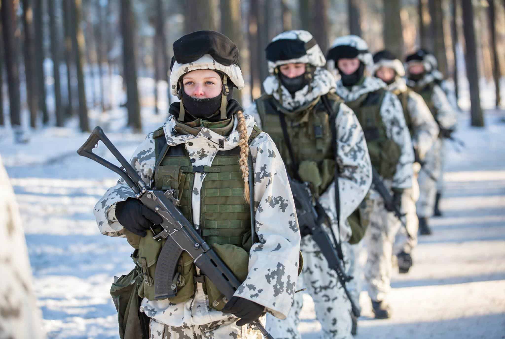 Фінляндія готує жінок до війни з Росією – The Guardian