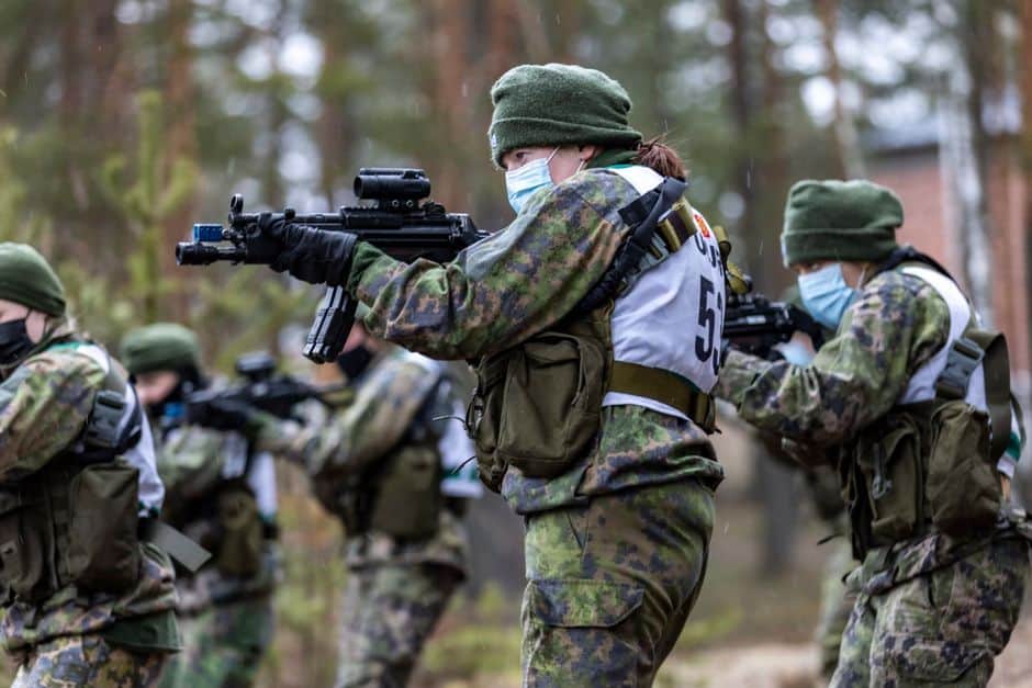Фінляндія готує жінок до війни з Росією – The Guardian