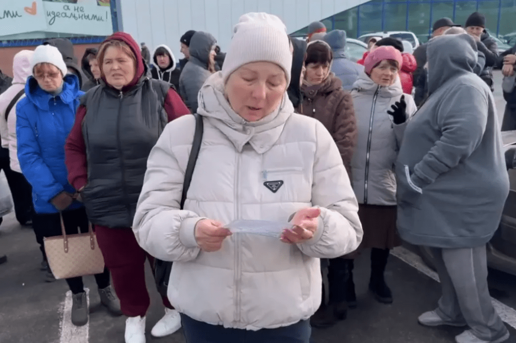 Російські біженці на Курщині виходять на мітинги та благають Путіна про допомогу 7 Російські біженці на Курщині виходять на мітинги та благають Путіна про допомогу