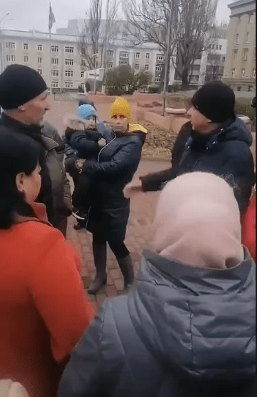 Російські біженці на Курщині виходять на мітинги та благають Путіна про допомогу 9 Російські біженці на Курщині виходять на мітинги та благають Путіна про допомогу