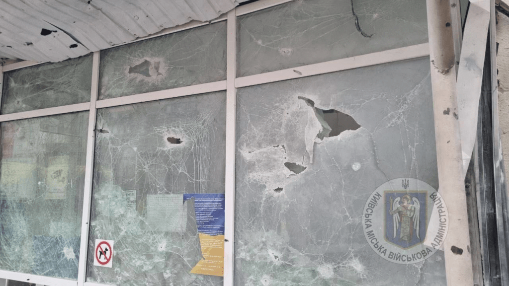 Київ зазнав руйнувань після нічної атаки (фото) 3 Київ зазнав руйнувань після нічної атаки (фото)