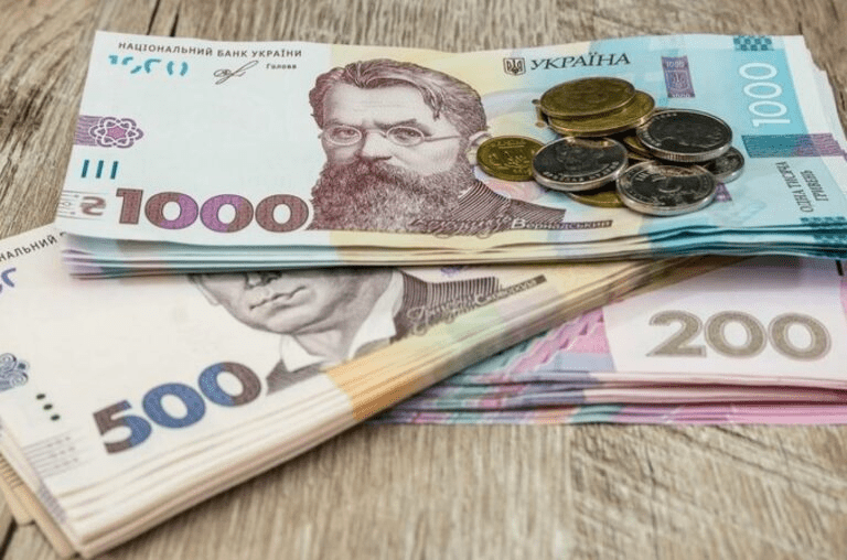 В Україні можуть зупинити всі виплати, за виключенням військових: які умови